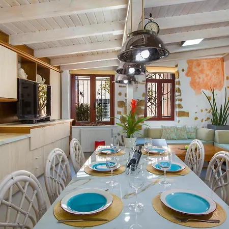 Splantzia - Heated Pool - Garden فيلة